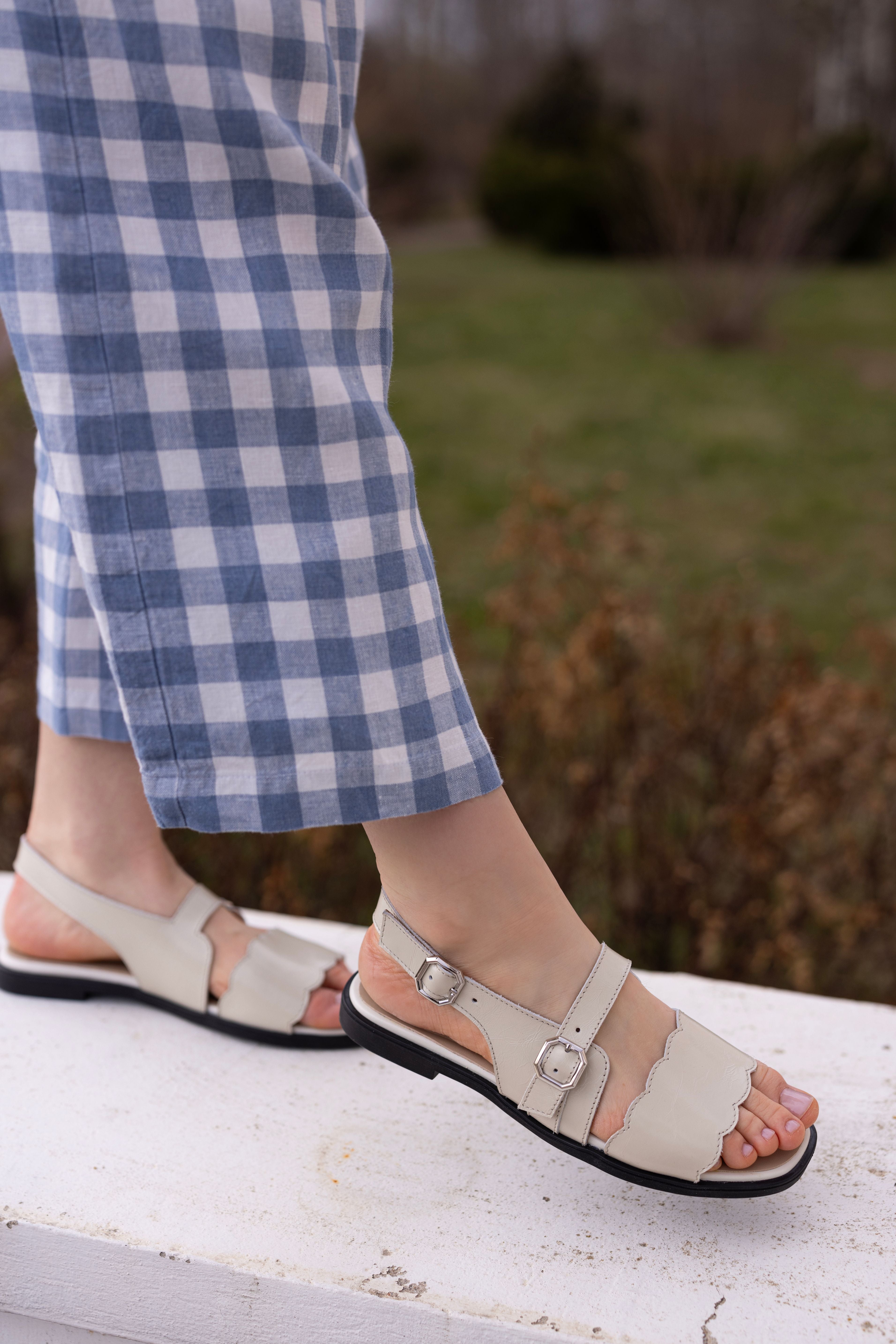 "Whisper sandals, Creamy"