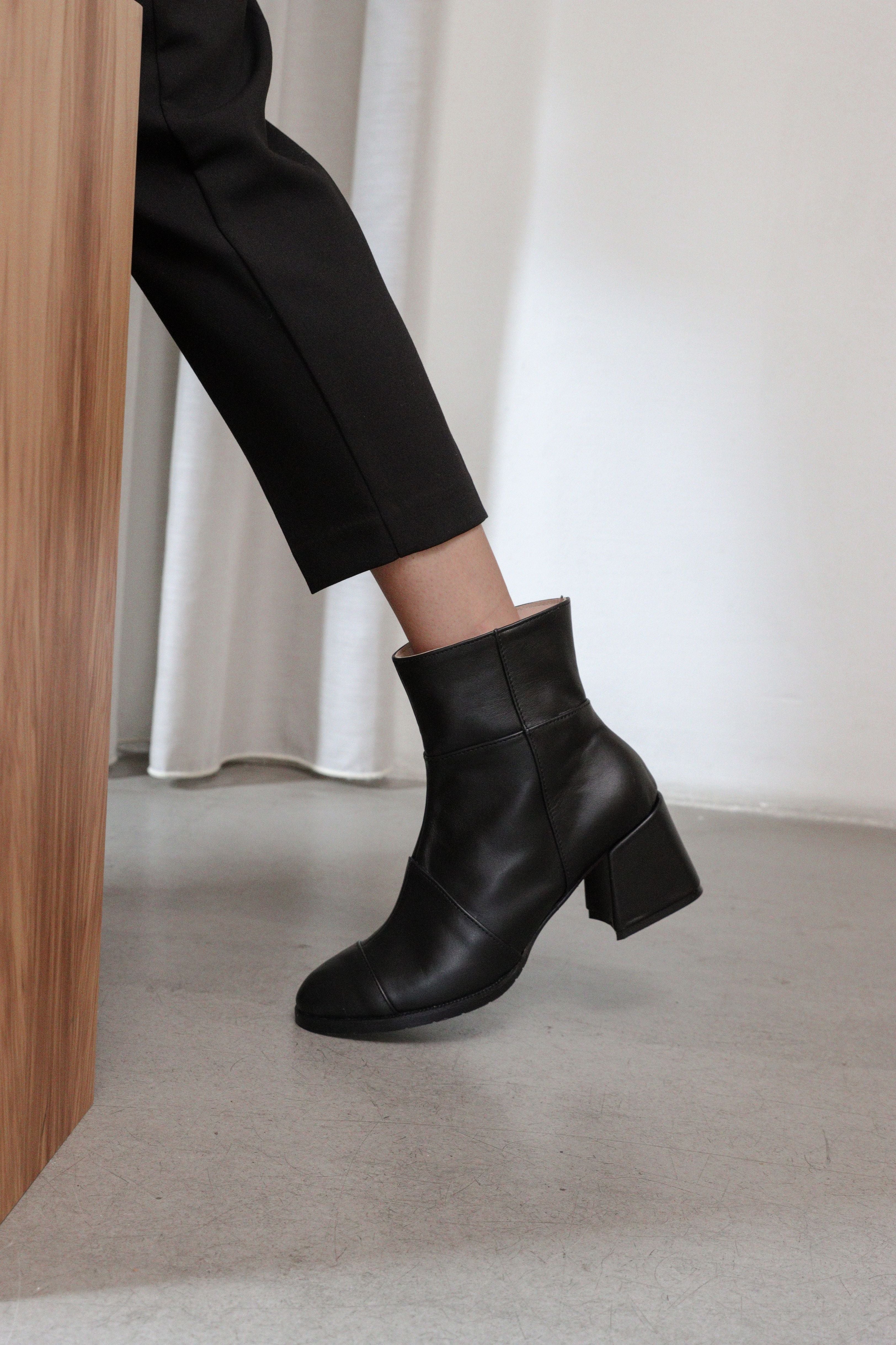 "Black Heeled Boots" sandėlyje