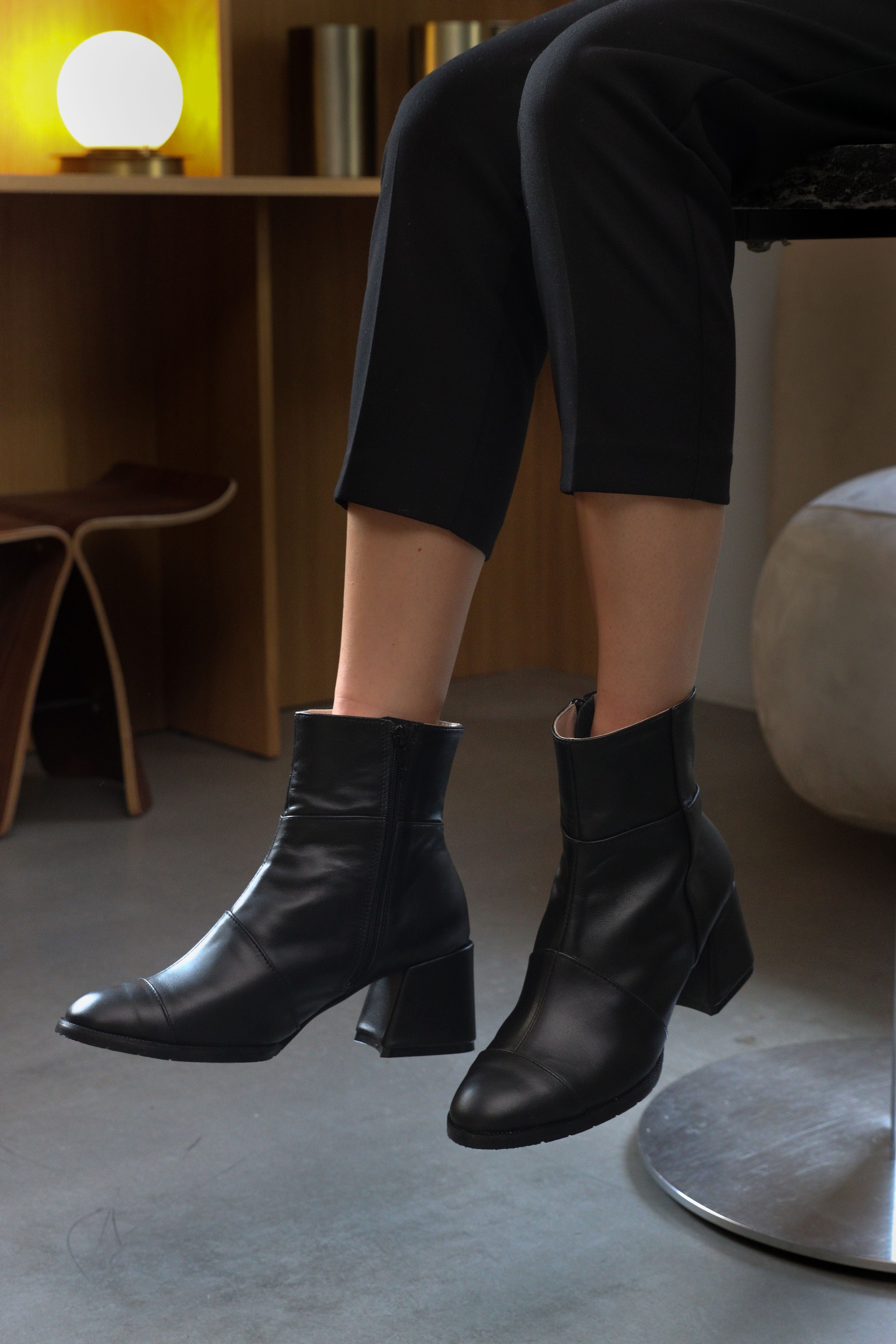 "Black Heeled Boots" sandėlyje
