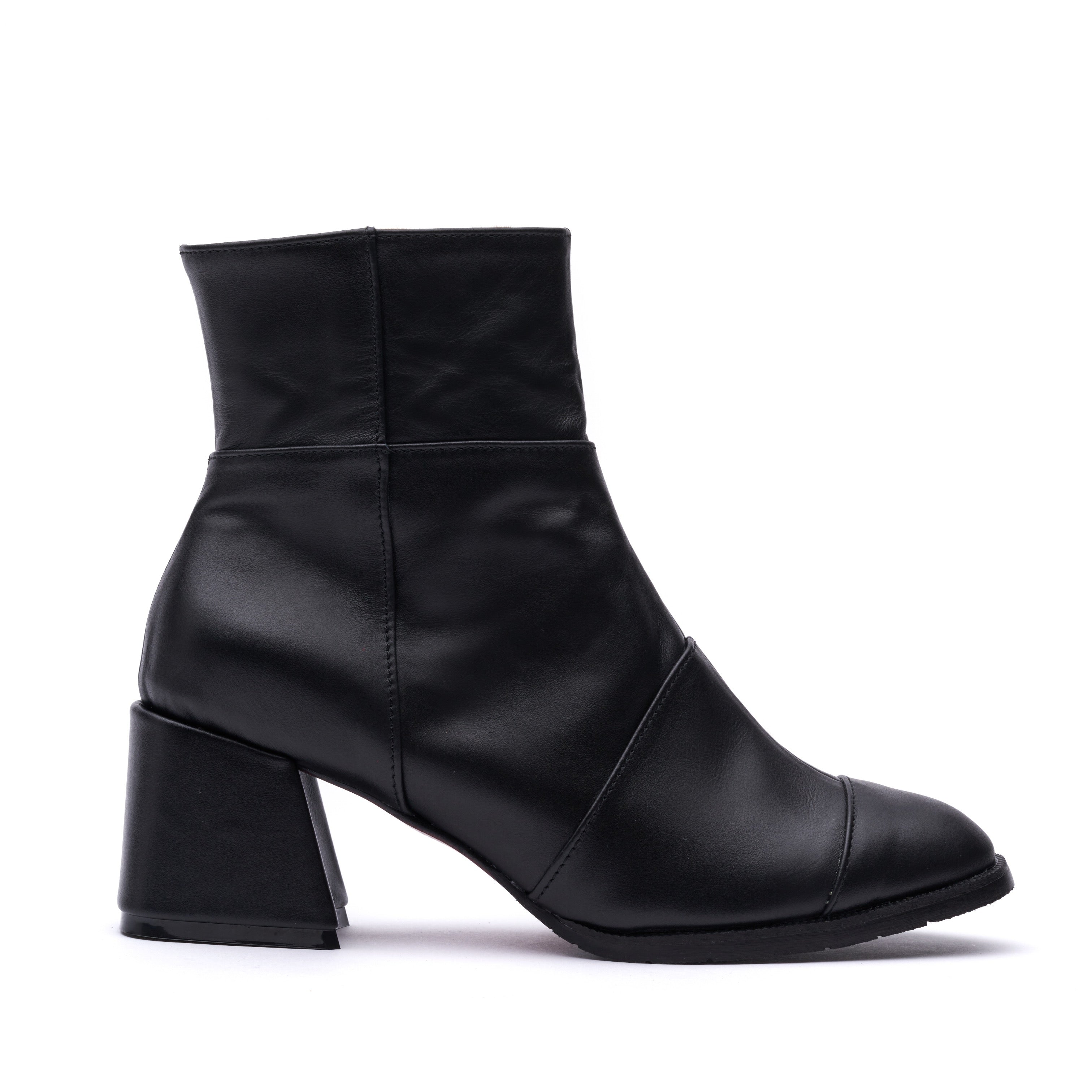 "Black Heeled Boots" sandėlyje