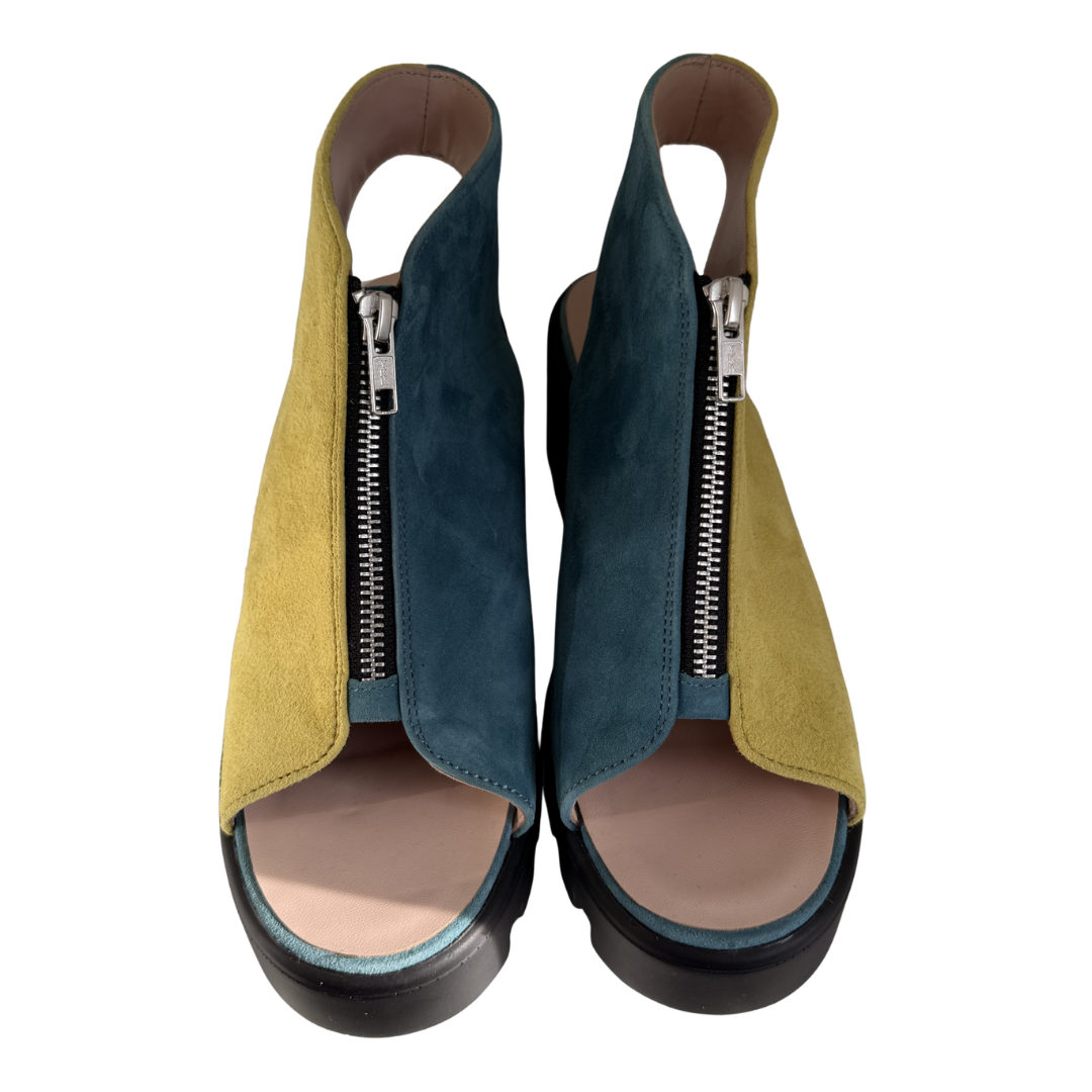 "Fidži" sandėlyje, ryškių spalvų