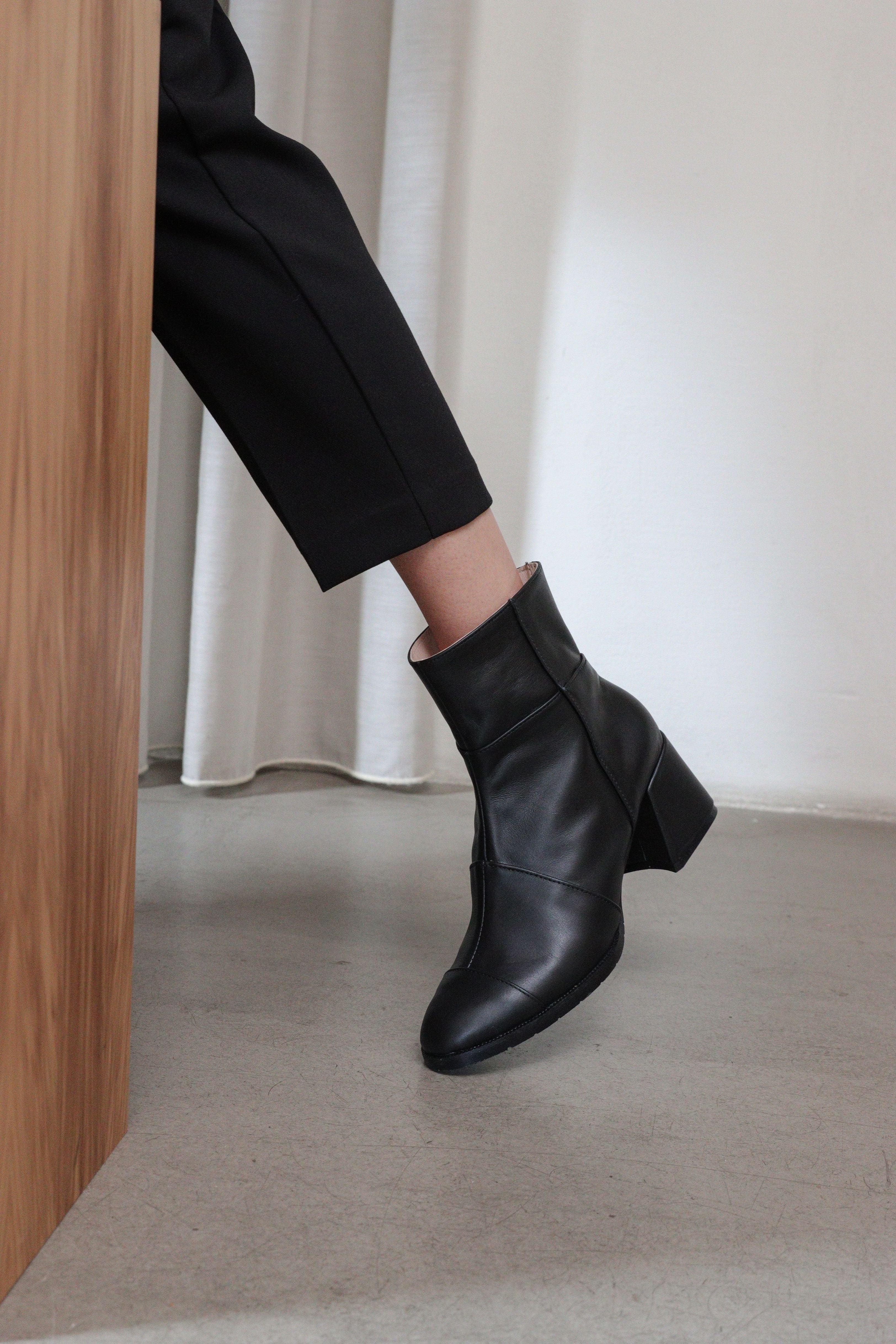 "Black Heeled Boots" sandėlyje